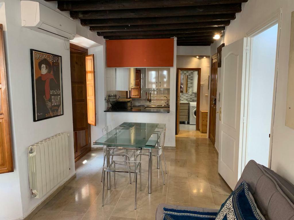 Charming Apartments De Gomerez Гранада Экстерьер фото